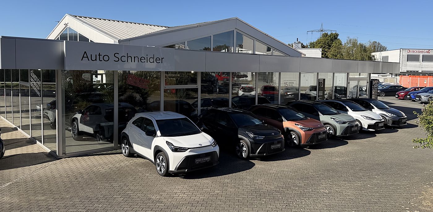 Toyota-Fahrzeuge vor dem Autohaus Auto Schneider am Berliner Ring in Bensheim