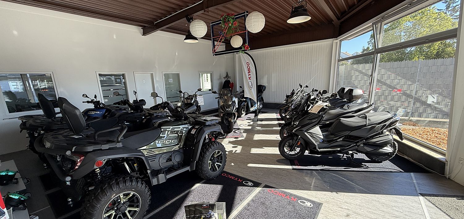 Kymco-Roller und Quad in der Zweirad-Ausstellung von Auto Schneider in Bensheim