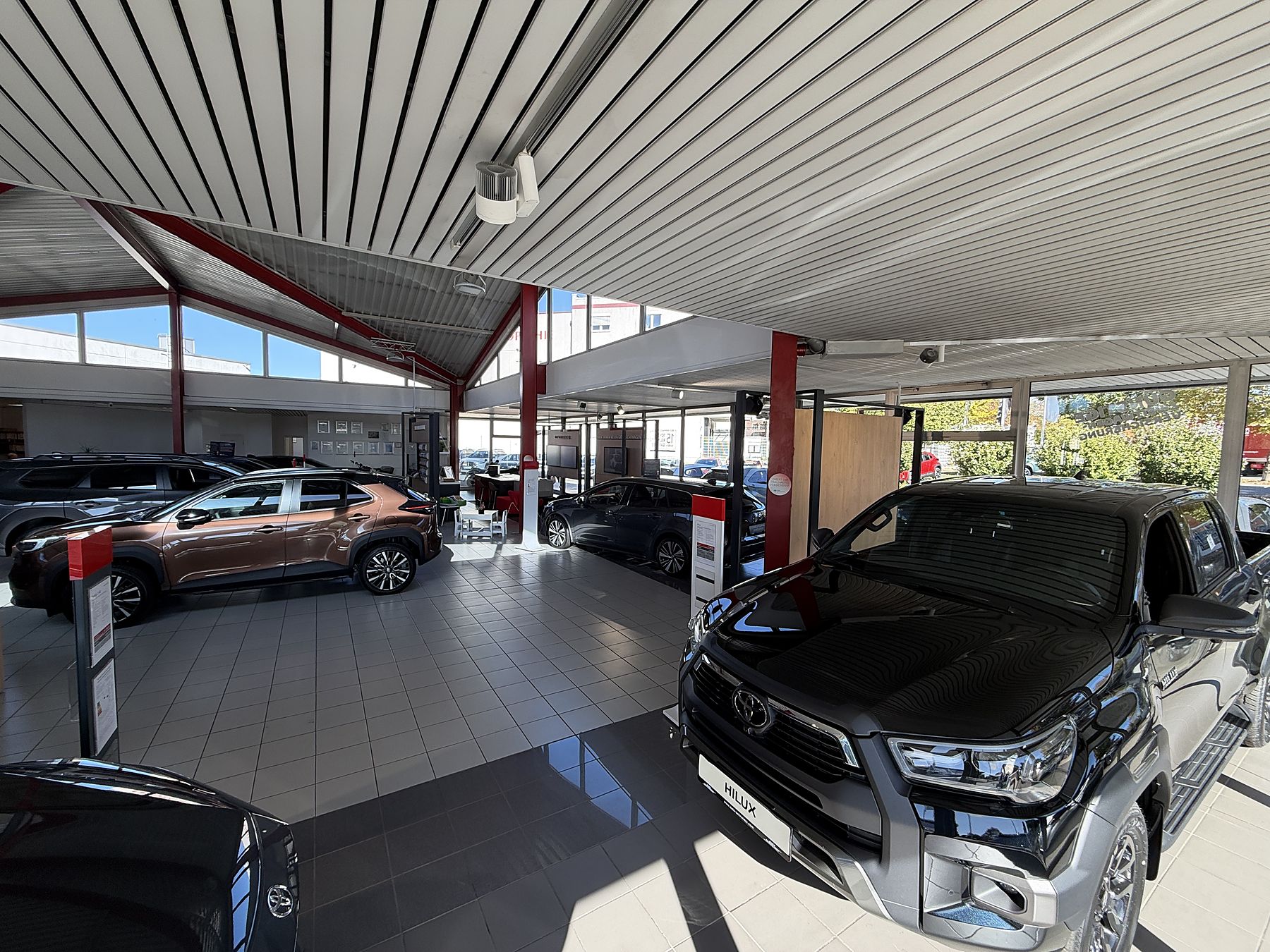 Toyota-Ausstellungshalle von Auto Schneider in Bensheim mit Neuwagen