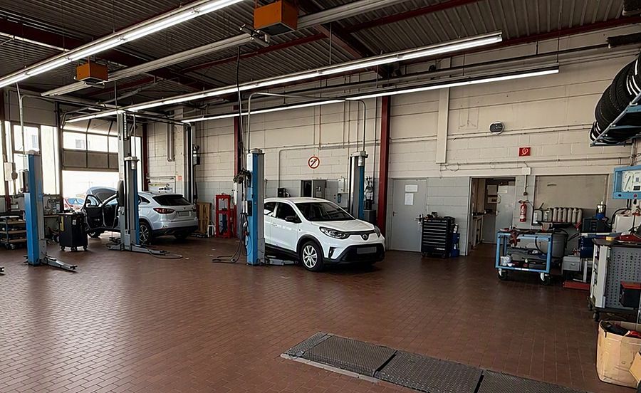 Fahrzeuge auf den Hebebühnen in der Werkstatt von Auto Schneider in Bensheim