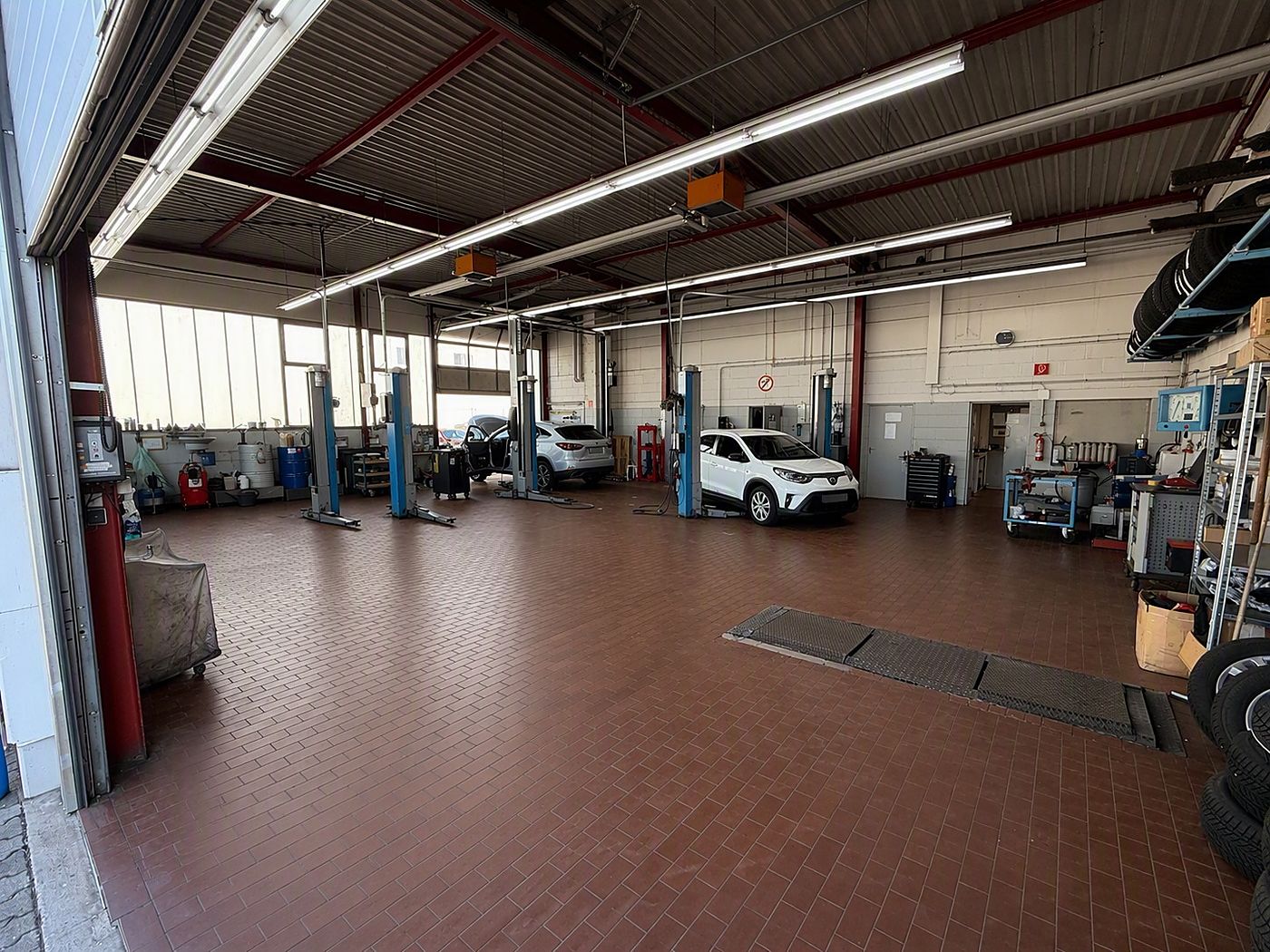 Werkstatthalle mit Hebebühnen bei Auto Schneider in Bensheim